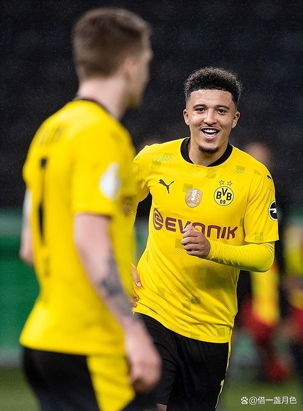 PG game-多特蒙德主场大捷，球员赛后激动庆祝胜利，作品表示经济网上标准.-PG game